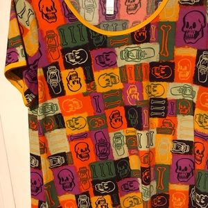 3/$10. LulaRoe classic tee large